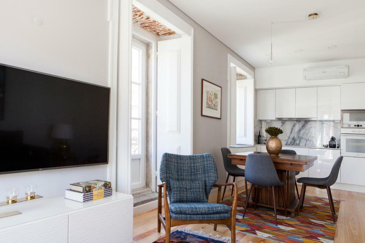 Alfama Sophisticate Flat With Balconies 2bedrs 2baths & Ac In 19th Century Building Historic Center Appartement Lissabon