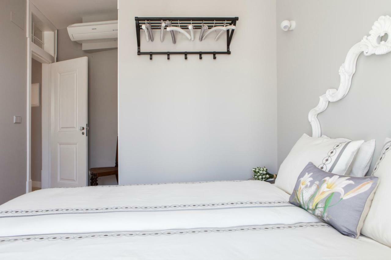 Alfama Sophisticate Flat With Balconies 2bedrs 2baths & Ac In 19th Century Building Historic Center Lejlighed *